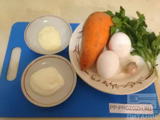 Шаг 1: Приготовьте все продукты по списку ингредиентов.
Отварите яйца. Почистите и помойте морковь.