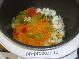 Шаг 4: Выложите морковь, лук и перец в мультиварку. Готовьте на режиме "Тушение" 15 минут. 