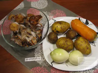 Шаг 1: Подготовьте ингредиенты. Помойте картофель и морковь, почистите лук.