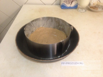 Шаг 3: Перелейте готовое тесто в форму 16-18 см в диаметре, смазанную тонким слоем сливочного масла. Выпекайте 30 минут при температуре 170 градусов.