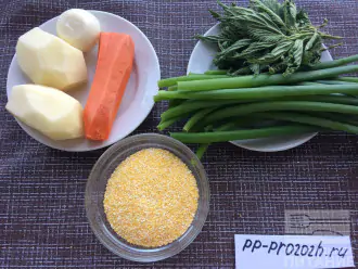 Шаг 1: Подготовьте ингредиенты. Промойте и очистите картофель, морковь и лук. Промойте зеленый лук и листья крапивы.