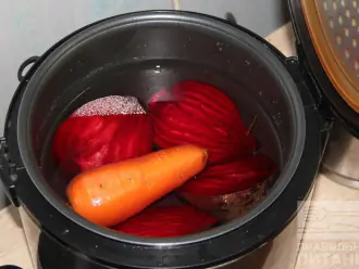 Шаг 2: Отварите помытые  свеклу и морковь до готовности 1 час или 1.5 часа.