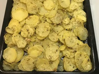 Шаг 6: Ароматный картофель готов, можно подавать к столу.