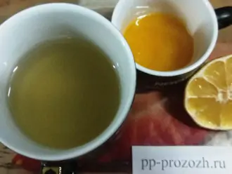 Шаг 4: Кисель не имеет яркого вкуса и  для улучшения напитка добавьте сок лимона и мед. 
