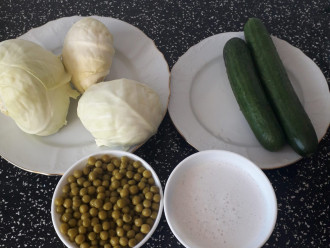 Шаг 1: Подготовьте все ингредиенты для салата: капусту, горошек, огурцы, домашний майонез. 