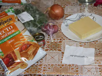 Шаг 1: Подготовьте ингредиенты: Тесто, сыр, лук, шпинат, чеснок, отруби.
