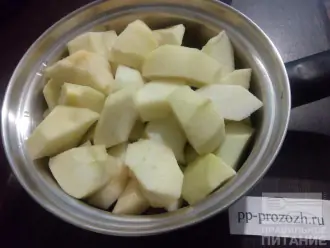 Шаг 2: Яблоки хорошо промойте, удалите семенные коробки и очистите от шкурки. Положите их в кастрюльку с толстым дном, налейте немного воды (50 миллилитров) и поставьте томиться на минимальный огонь.