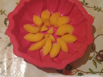 Шаг 2: Нарежьте персики и разложите в любом порядке в форме.