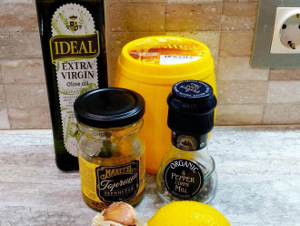 Шаг 1: Подготовьте ингредиенты для приготовления медово-горчичного соуса: оливковое масло, лимонный сок, чеснок, мед, дижонскую горчицу, соль, смесь перцев.