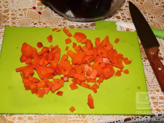 Шаг 7: Порежьте мелко морковь.