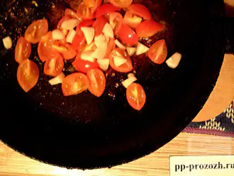 Шаг 3: Обжарьте помидоры с чесноком на разогретой сковороде, смазанной растительным маслом.