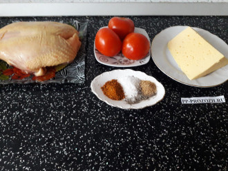 Шаг 1: Подготовьте компоненты блюда: грудку, помидоры, сыр, соль перец, чеснок.