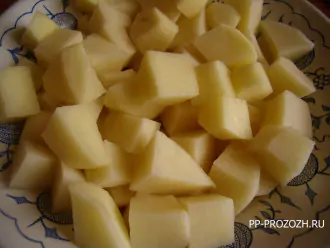 Шаг 3: Поставьте бульон на плиту. Покрошите картофель. Когда бульон закипит, положите в него часть соли и картофель. После закипания варите картофель до мягкости примерно 20 минут.