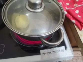 Шаг 2: Отварите картофель до готовности, посолите.