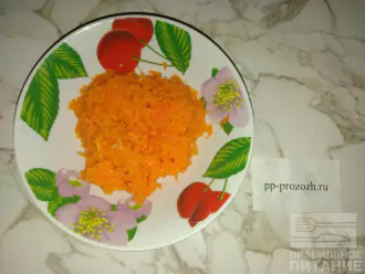 Шаг 3: В другую миску натрите на мелкой терке отварную морковь.