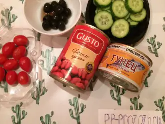 Шаг 1: Подготовьте ингредиенты: тунец, фасоль, огурец, помидоры, маслины.