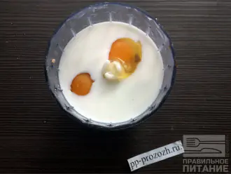 Шаг 4: В чаше блендера смешайте, яйца, молоко и очищенные от косточек финики. Перемешайте с помощью блендера. 