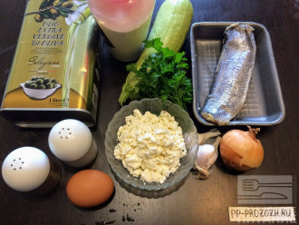 Шаг 1: Для приготовления котлет возьмите: рыбу, кабачок, творог, яйцо, луковицу, чеснок, манную крупу, соль, молотый черный перец и оливковое масло для жарки.