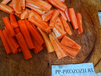 Шаг 3: Пока маринуется рыбка, нарежьте морковь на брусочки.