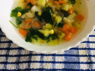 Шаг 9: Перелейте суп в тарелку, украсьте зеленью. 