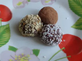 Шаг 7: Готовые конфетки можно обвалять в какао, кокосовой стружке или в дробленом грецком орехе.