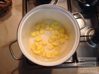 Шаг 2: Нарежьте картошку кубиками. Поместите в кастрюлю и залейте водой, что бы она покрывала картошку. Варите 15 минут. 