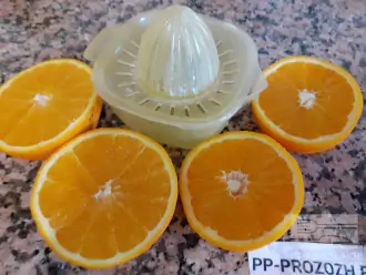 Шаг 5: 2 апельсина помойте, разрежьте пополам  и выдавите сок. 