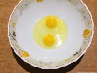 Шаг 2: В глубокую миску вбейте яйца.
