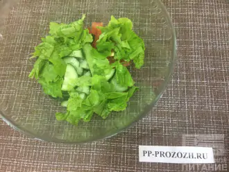 Шаг 3: Нарвите салат руками и добавьте к овощам.