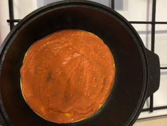 Шаг 9: Смажьте готовую сторону  основы смесью из томатной пасты и сметаны.