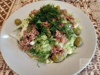 Шаг 6: Сверху на тунца посыпьте побольше зелени и полейте оливковым маслом. Салат готов!