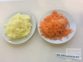 Шаг 2: Натрите на мелкой терке картофель, морковь, лук и чеснок.