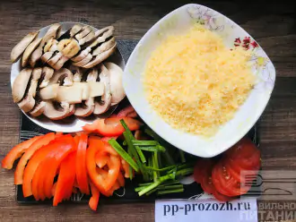 Шаг 5: Нарежьте шампиньоны, перец и зеленый лук для начинки. На мелкой терке натрите сыр.