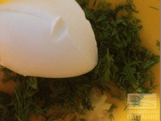 Шаг 6: Пока жарятся оладьи смешайте укроп, сыр и чеснок (потрите на мелкой терке), чтобы у вас получилась однородная масса.
