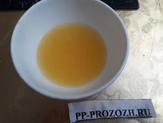 Шаг 2: Выдавите сок из половины апельсина.