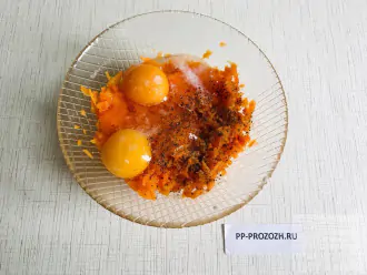 Шаг 5: Добавьте к моркови яйца, сливки и соль с перцем по вкусу, хорошо перемешайте.