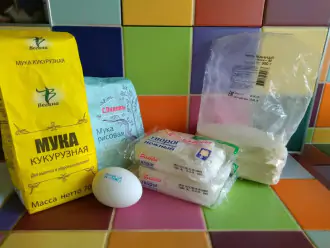 Шаг 1: Подготовьте рисовую муку, яйцо, творог, кукурузную муку и манную крупу.