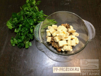 Шаг 4: Сыр Тофу порежьте кубиками и добавьте в салат.