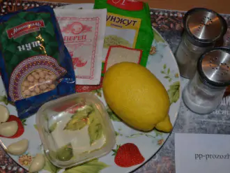 Шаг 1: Подготовьте ингредиенты: нут, кунжут, лимон, чеснок, масло и паприку.