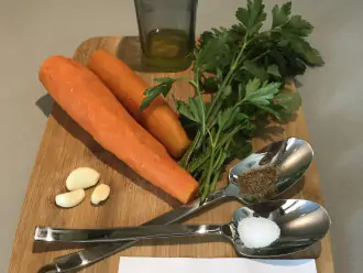 Шаг 1: Подготовьте необходимые ингредиенты: вареную морковь, чеснок, кинзу, петрушку, оливковое масло, кумин, соль.