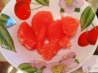Шаг 3: Очистите грейпфрут, уберите все перепонки, чтобы убрать горечь.