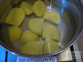 Шаг 2: Очистите картофель, нарежьте на части и поставьте вариться в кастрюле с водой. 