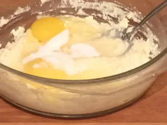 Шаг 3: Добавьте яйца.