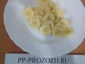 Шаг 3: Порежьте банан кольцами.