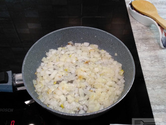 Шаг 4: Поставьте сковороду на огонь, налейте растительное масло. Выложите нарезанный лук и обжарьте его.