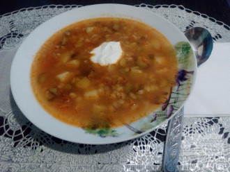 Шаг 8: Подавайте суп со сметаной или йогуртом. Приятного аппетита!