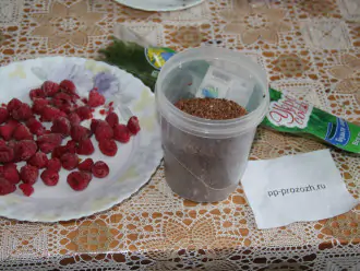 Шаг 1: Подготовьте ингредиенты: малину, семена льна, помойте зелень.