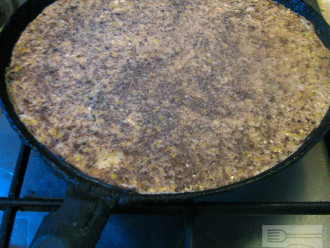 Шаг 6: Вылейте тесто на раскаленную сковороду, предварительно сбрызнув ее небольшим количеством масла. Готовьте 5 минут на среднем огне, затем аккуратно переверните блин и выпекайте еще минут 5. Блюдо готово!
