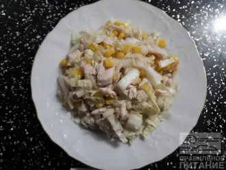 Шаг 6: Разложите салат по тарелкам. Блюдо готово!