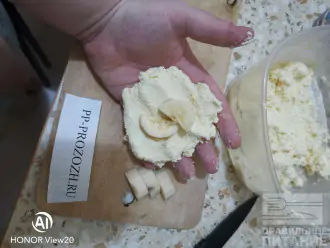 Шаг 7: Сформируйте сырники, в серединку положите кусочки банана.